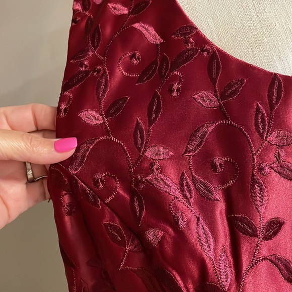 NWT Formal women’s sleeveless top tank embroidered zippered satin wine red 2X - Picture 2 of 10